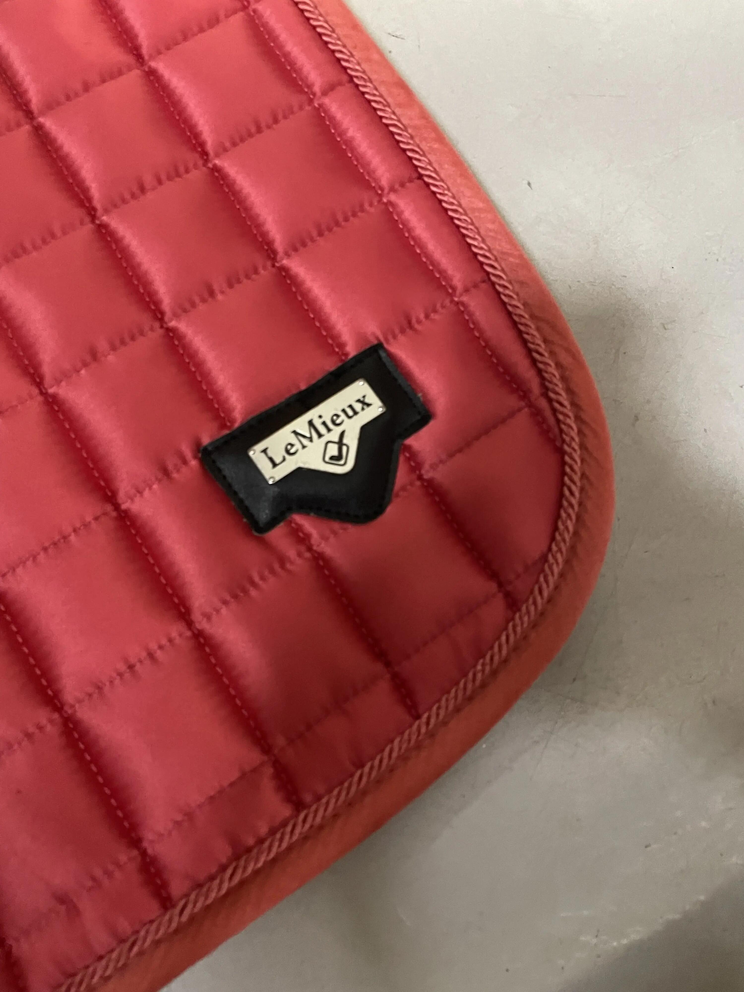Tapis de selle Lemieux CSO rose fushia très bon état 2/3