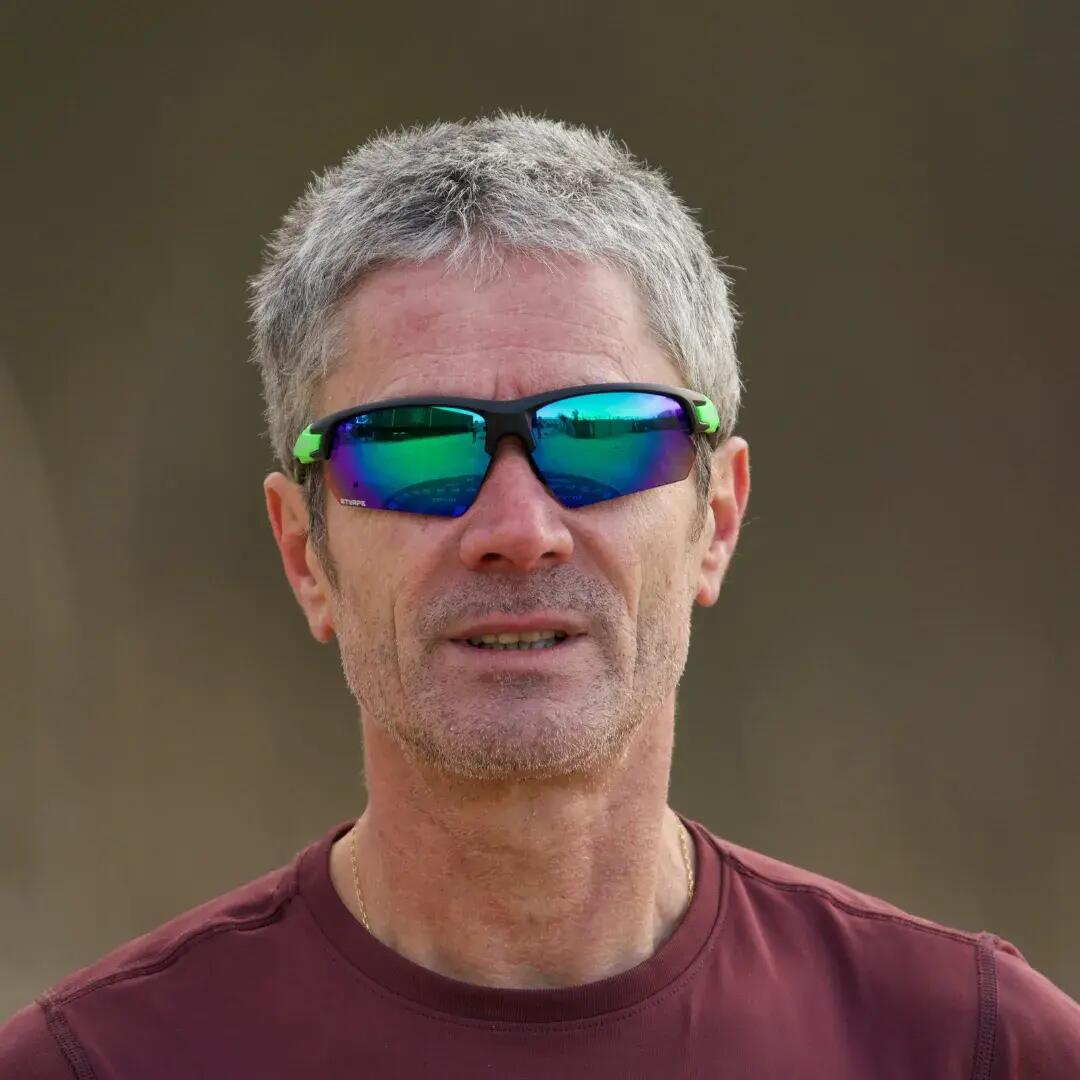 Gafas de sol running adulto espejadas Styrpe 06 lente dorada montura negra 4/4