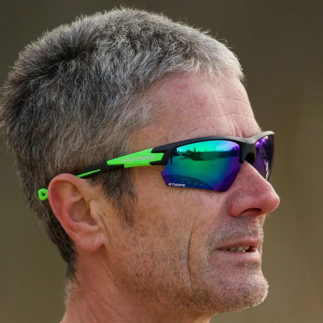 Gafas de sol running adulto espejadas Styrpe 06 lente dorada montura negra 3/4