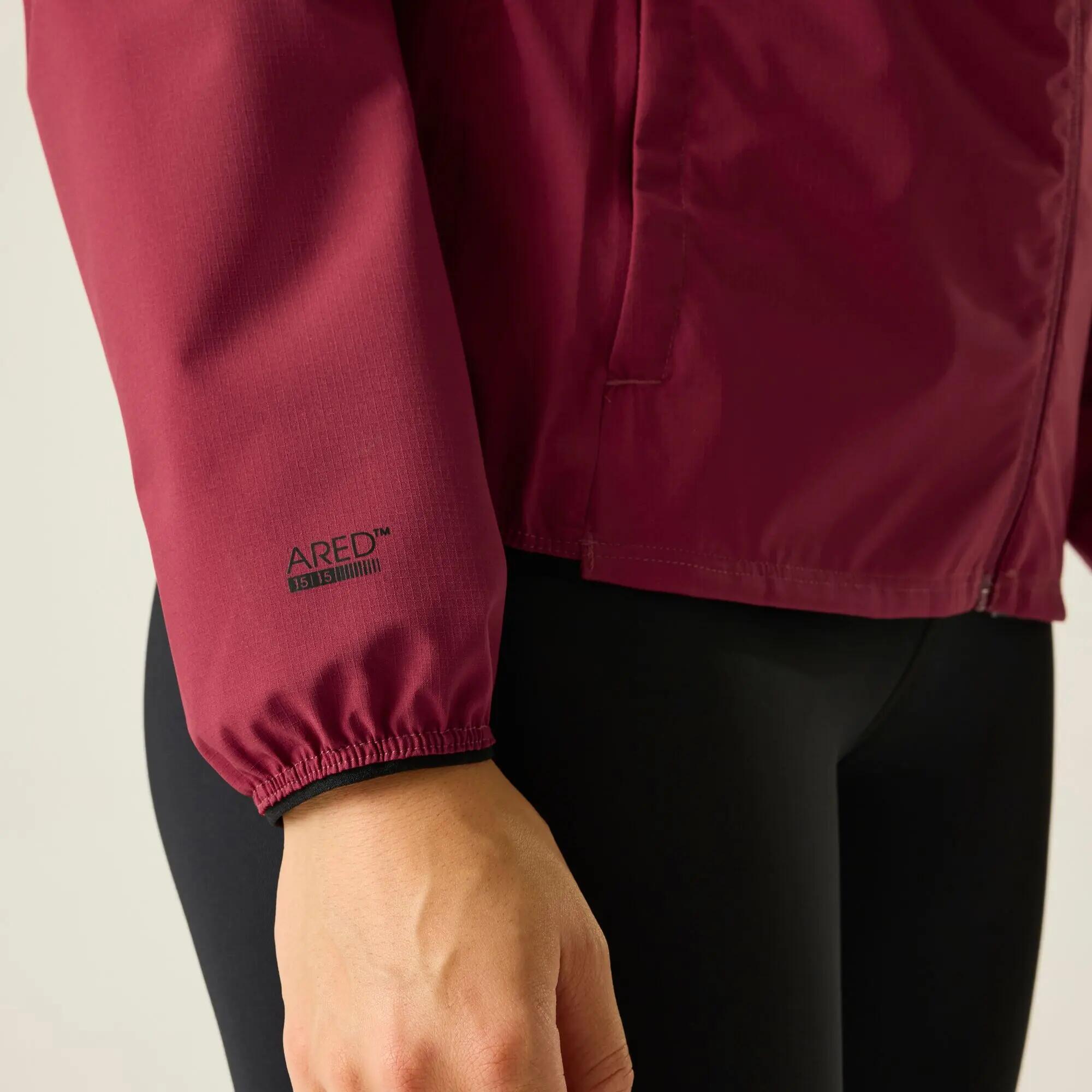 Chaqueta impermeable ultraligera con capucha para senderismo para mujer 5/12