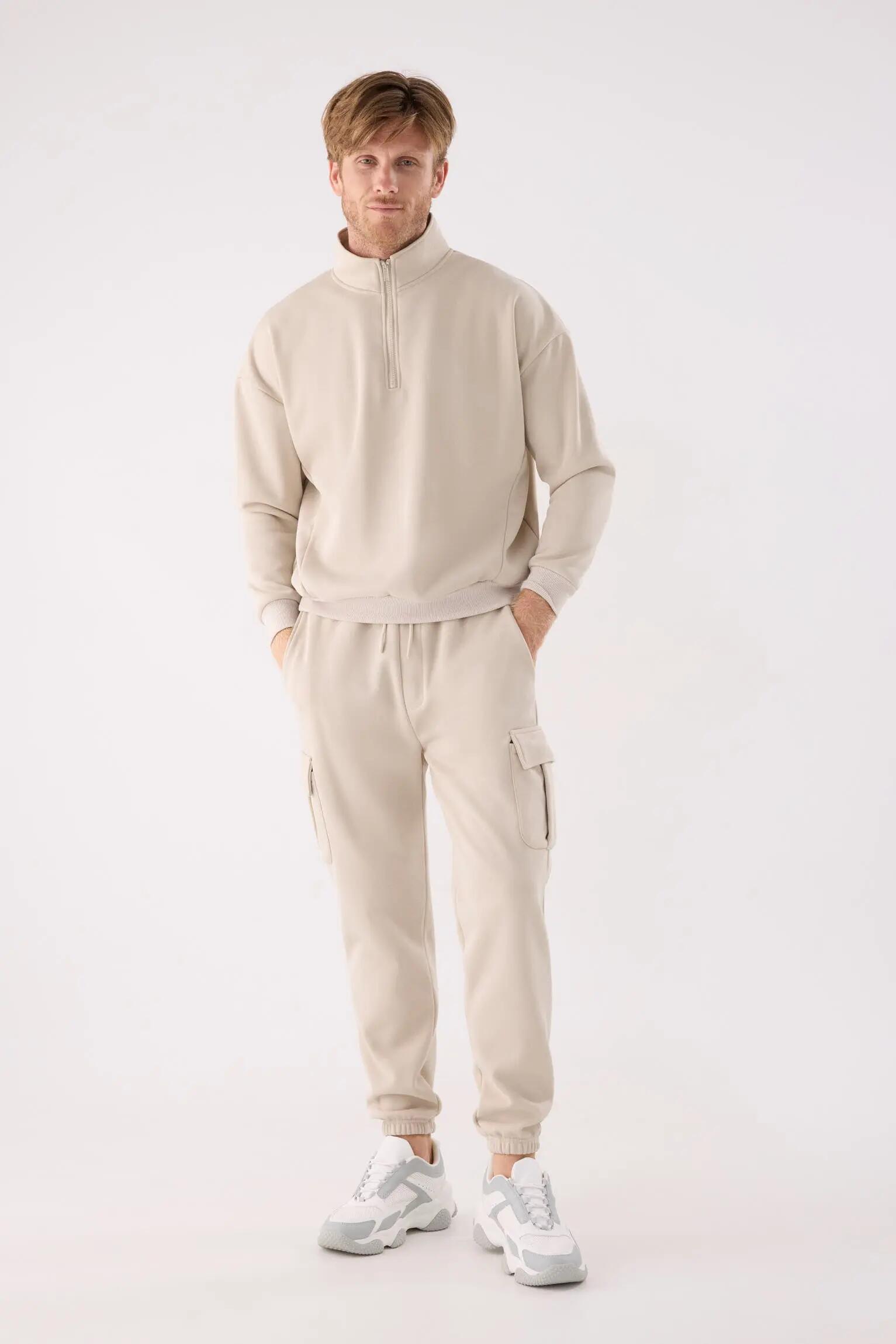 Pantalón deportivo hombre cargo afelpado con cintura ajustable beige 3/5