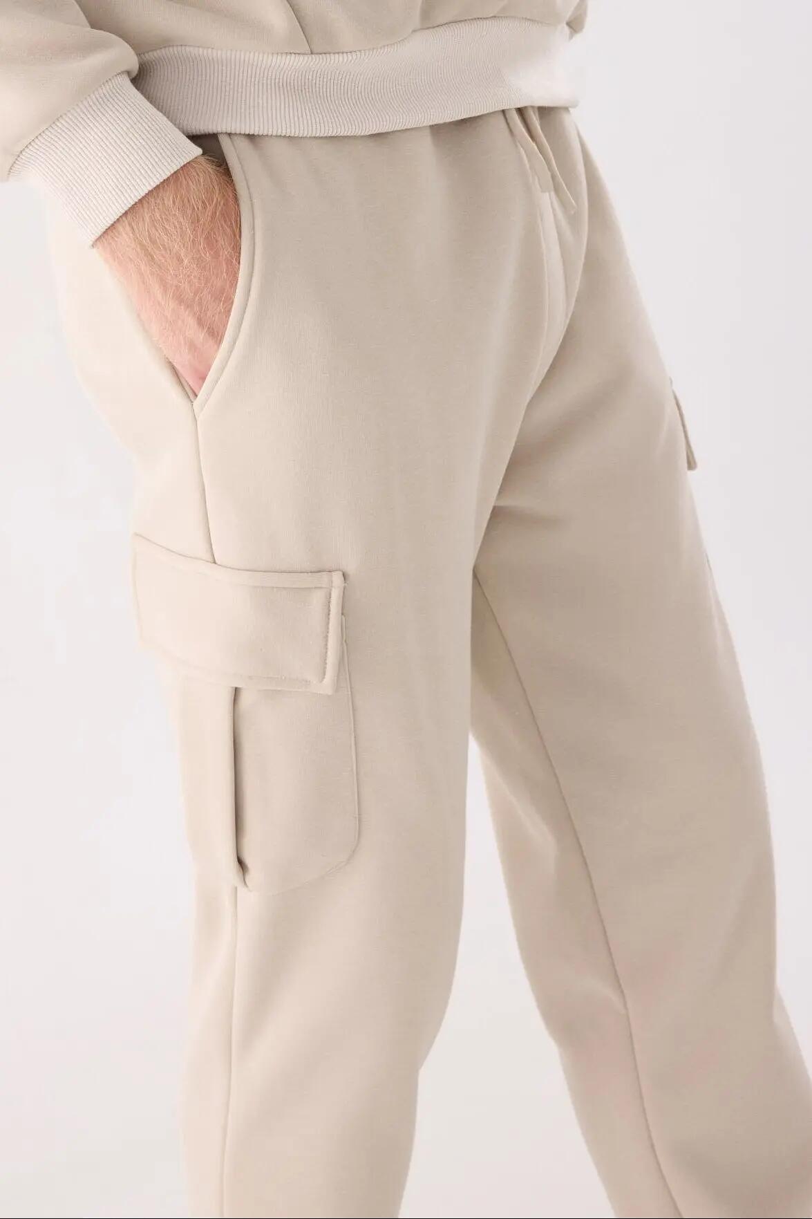 Pantalón deportivo hombre cargo afelpado con cintura ajustable beige 2/5