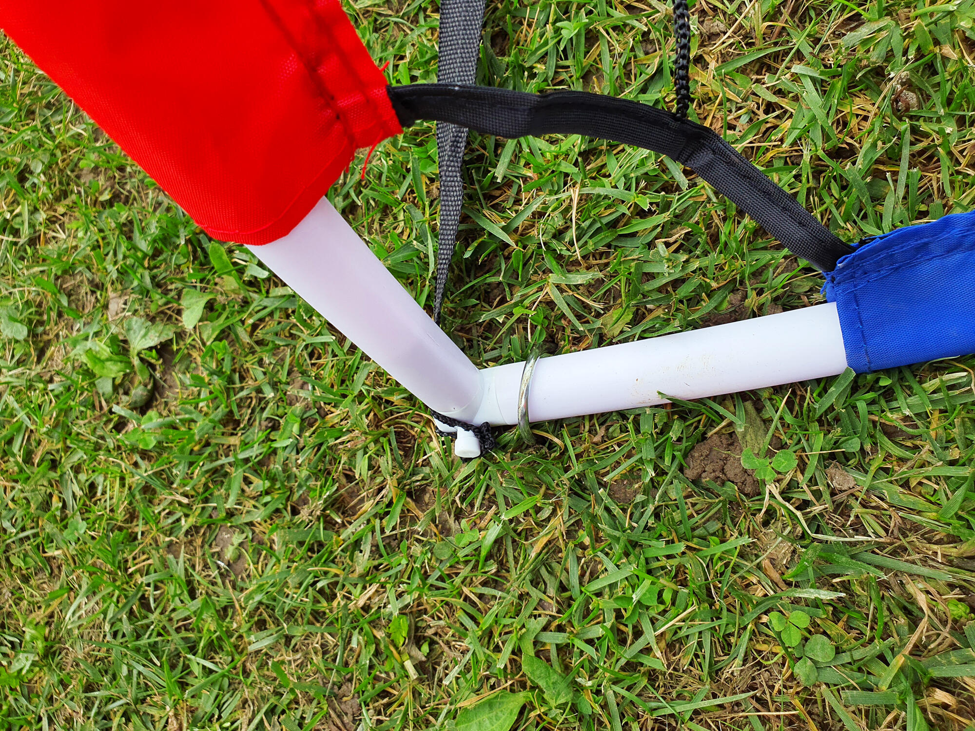 Ein Paar Fußballtore mit Ball und Pumpe - ideal für Spiele im Garten! 5/5