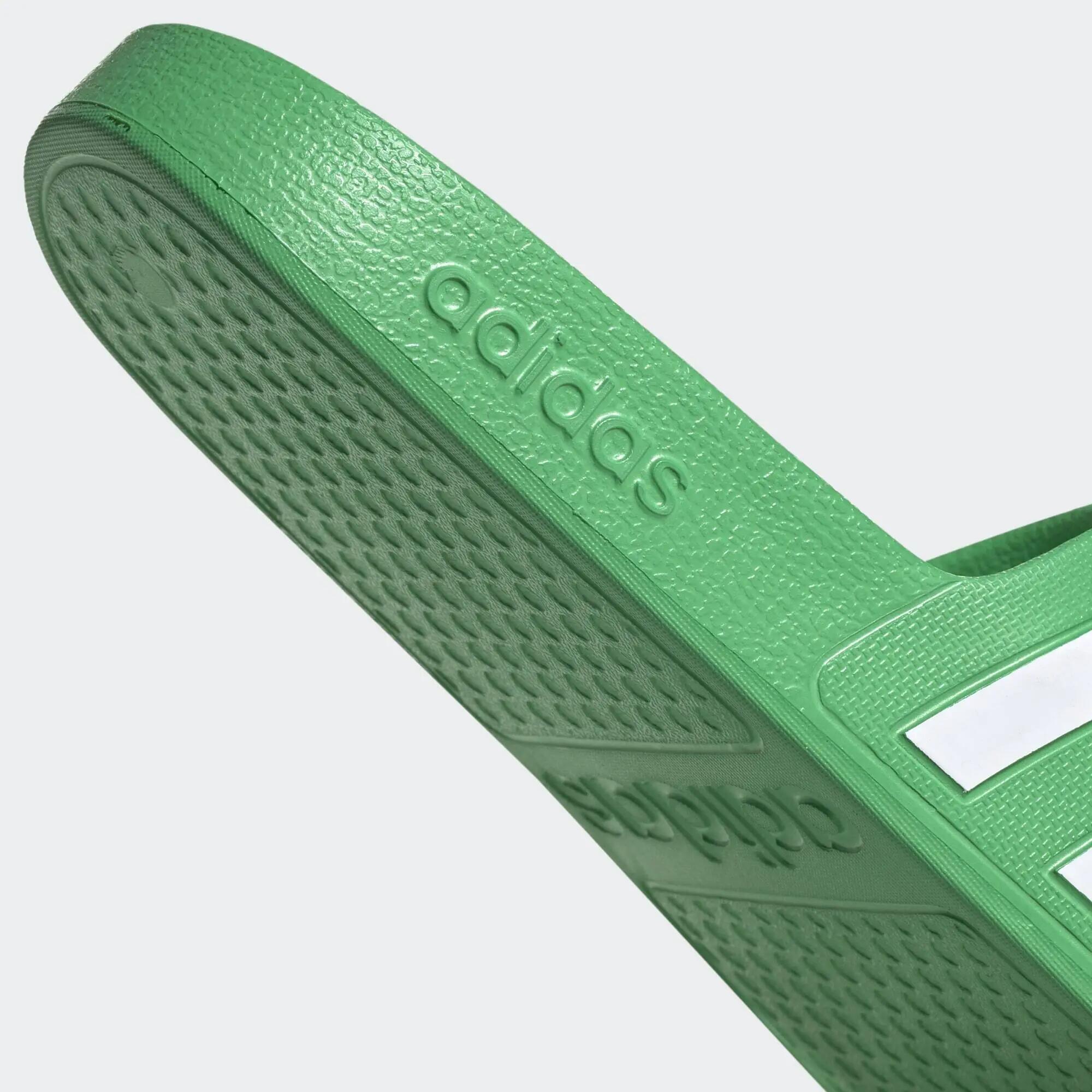 Adilette Aqua Slides 7/9