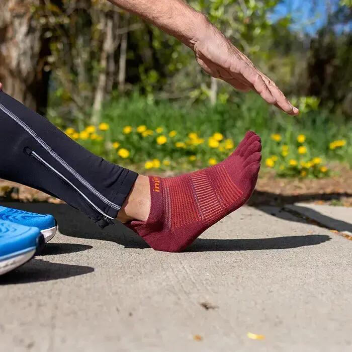 Krátké běžecké ponožky Injinji Lightweight No-Show 4/5