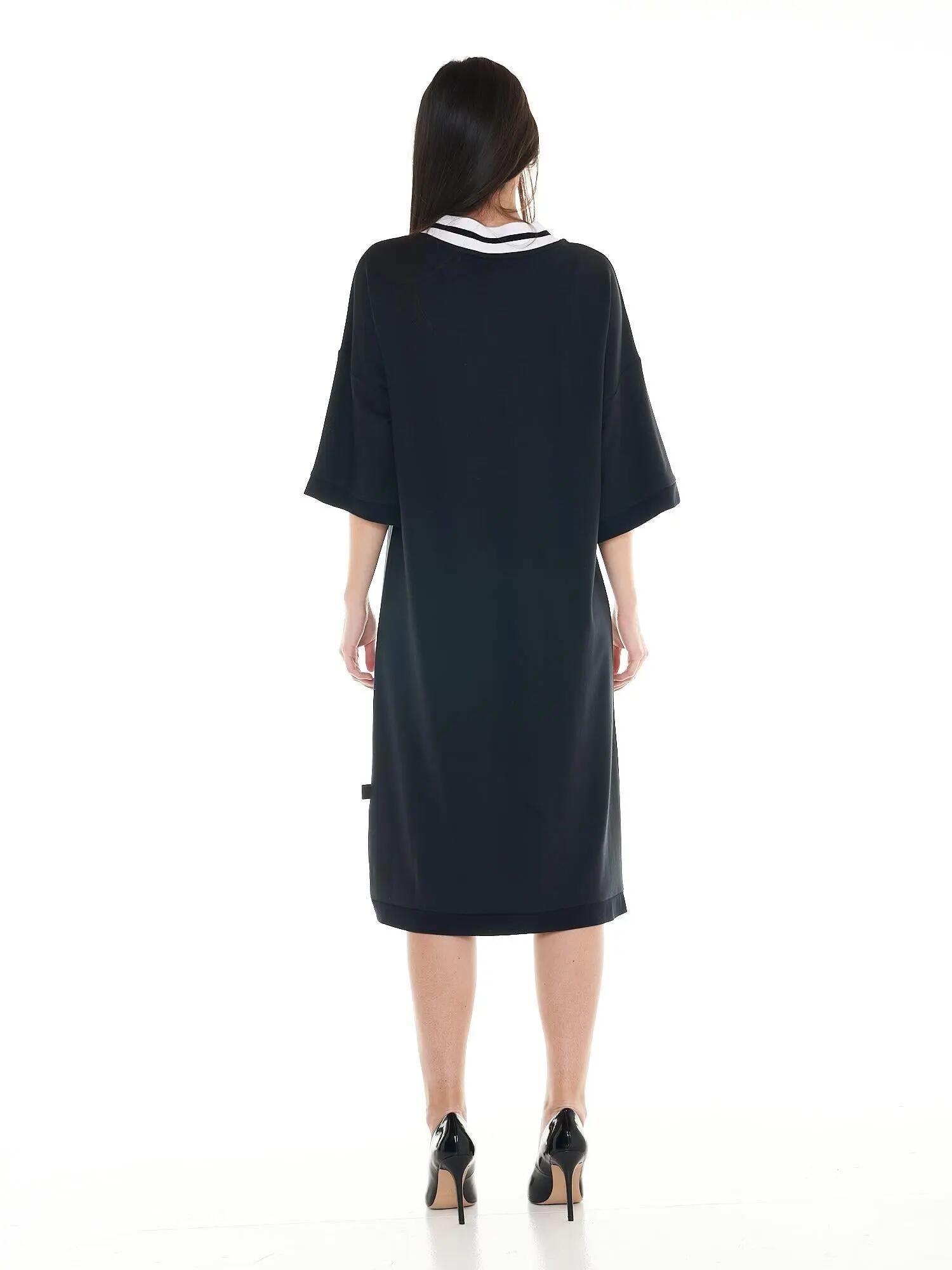 Vestido de mujer relajado en blanco y negro. 4/5