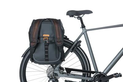 Fietsrugzak miles tarpaulin 17 liter 31 x 17 x 44 cm - zwart/oranje