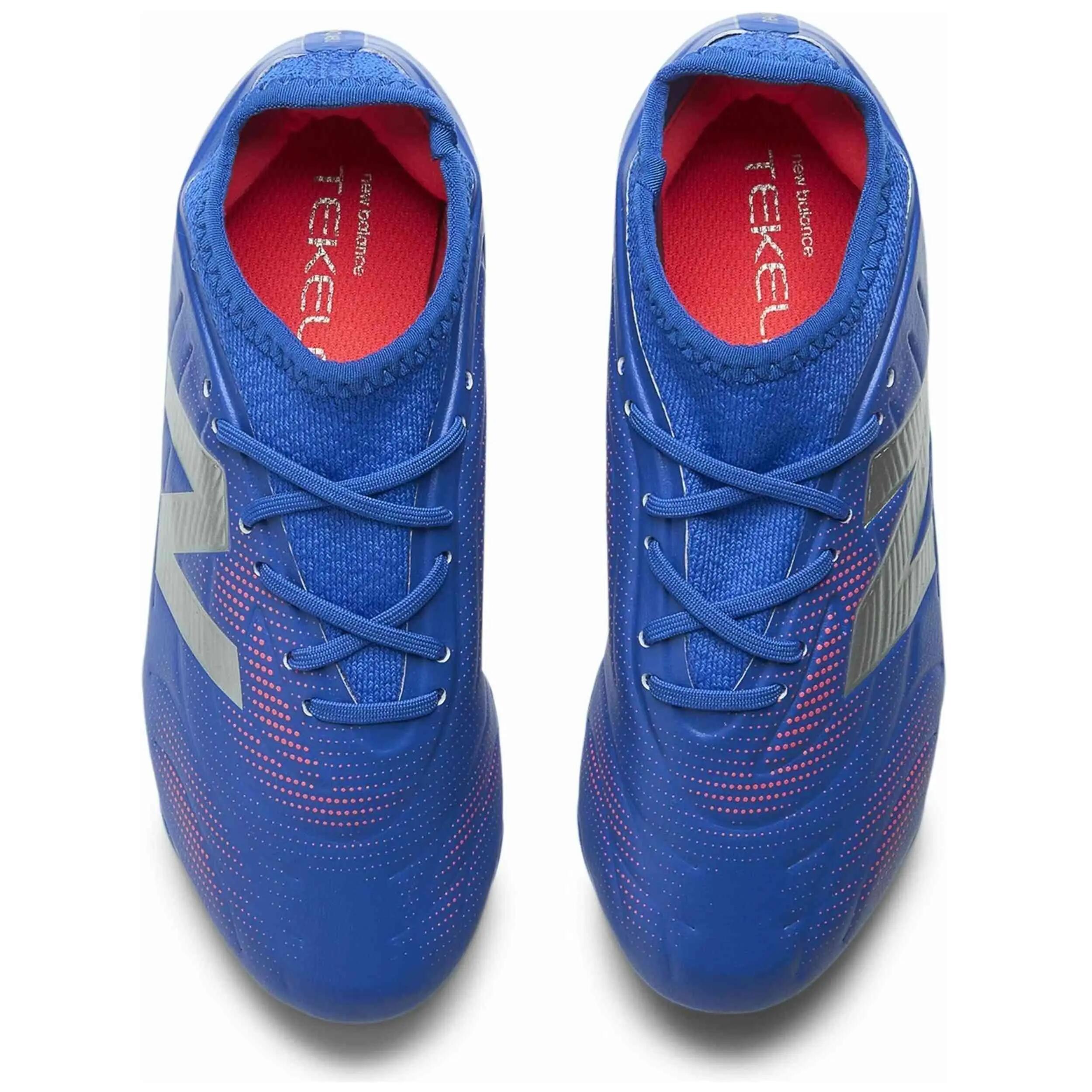 Chaussures de football New Balance modèle Tekela Team Low L pour unisexe enfants 4/5