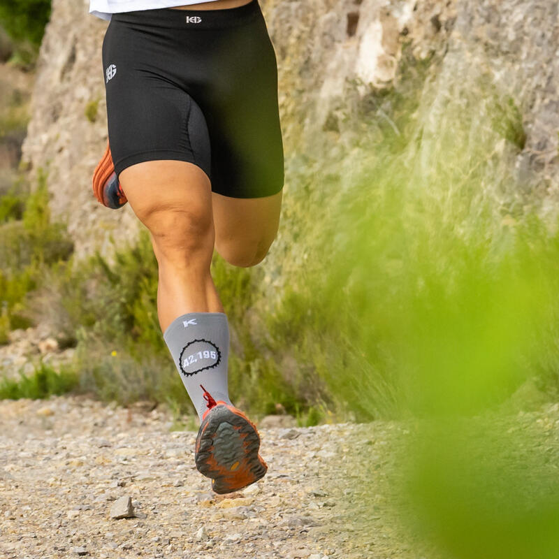 CALCETINES DE RUNNING #SOYMARATON unisex - KAMUABU color METALLIC de 23CM