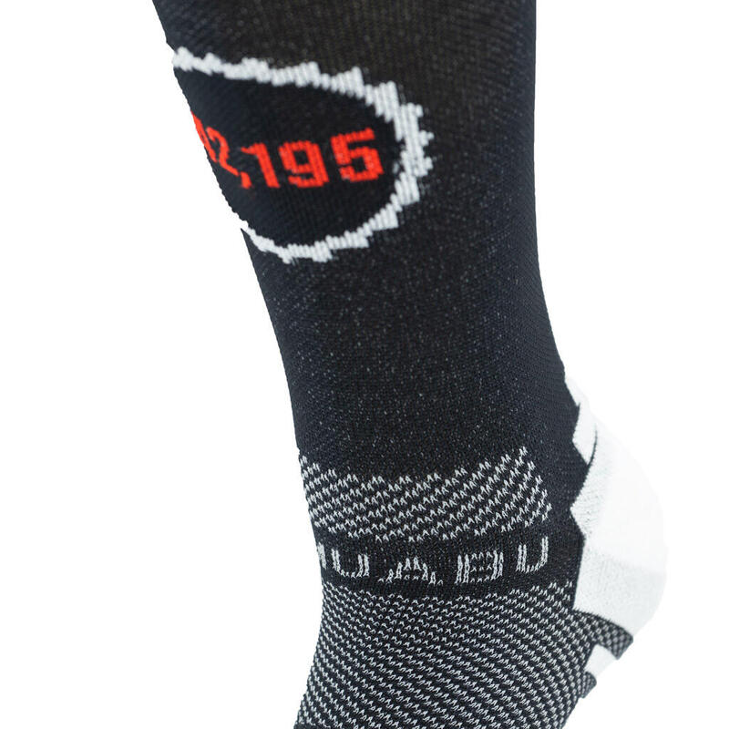 CALCETINES DE RUNNING #SOYMARATON unisex - KAMUABU color NEGRO de 23CM