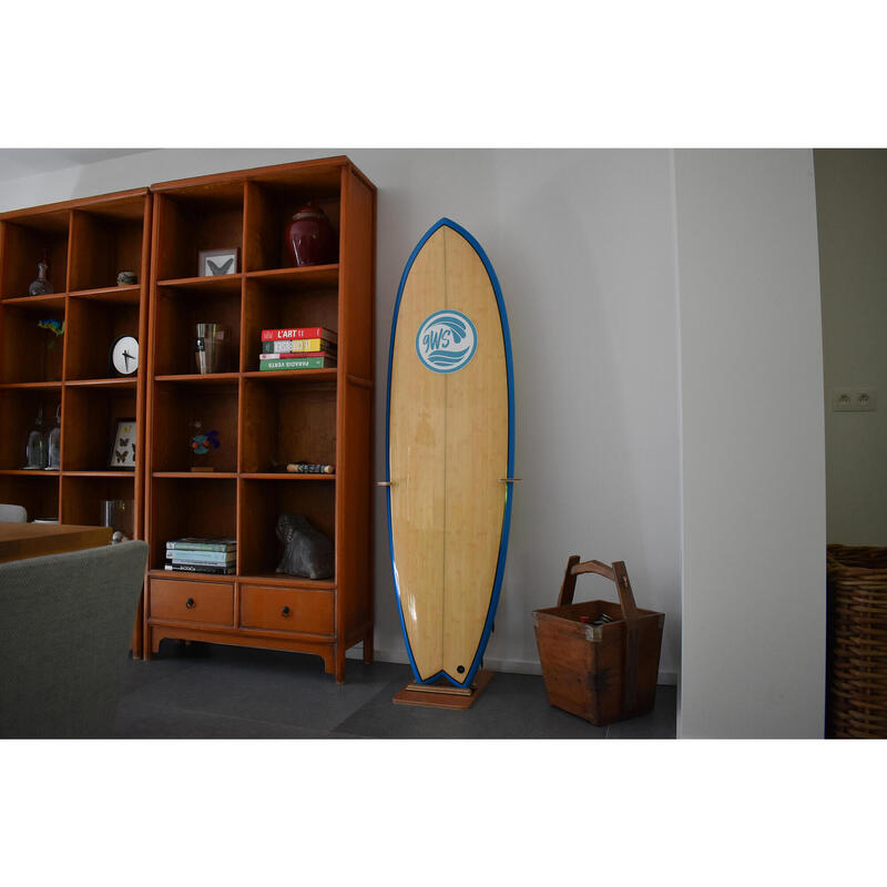 Dřevěný stojan na surf