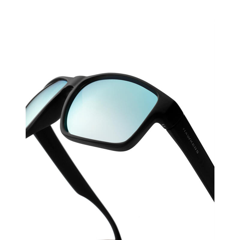 HAWKERS Zonnebrillen voor Mannen en Vrouwen FASTER Black Blue Chrome