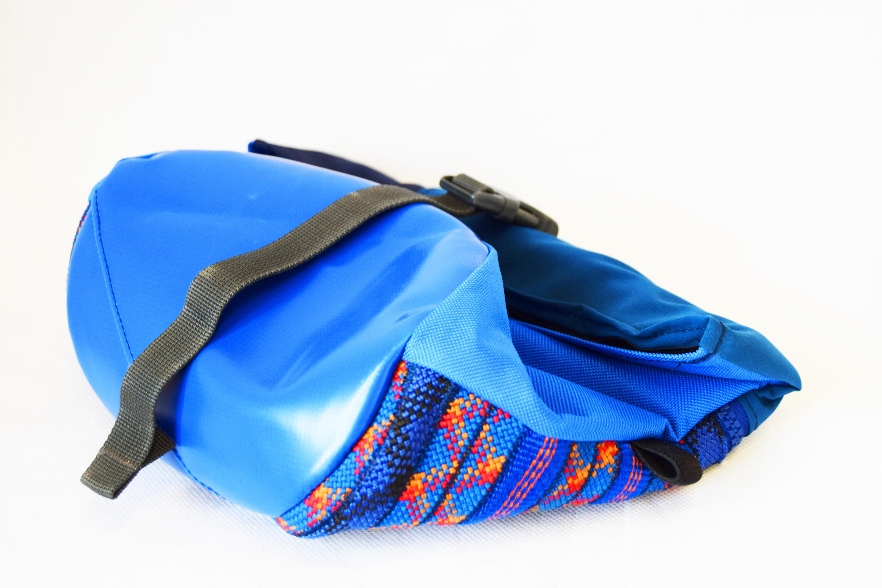 Boulder bag made with recycled climbing rope and upcycled fabric. Blue/ purple 3/4