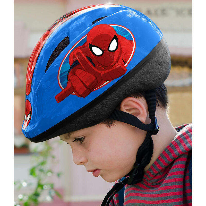 Niños con cascos de trabajo