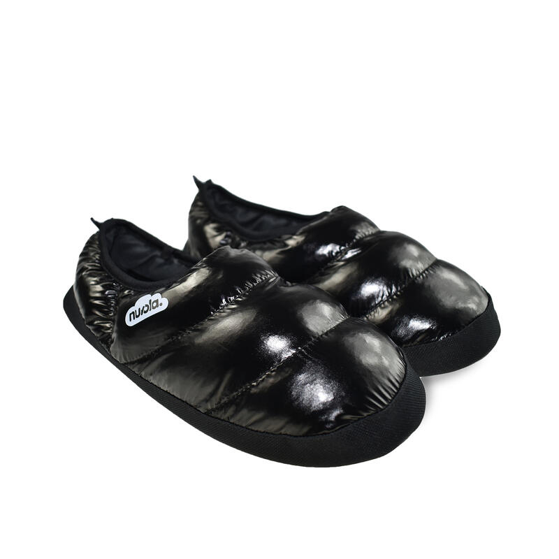 Chaussons unisex Nuvola de couleur noir brillant avec semelle en caoutchouc