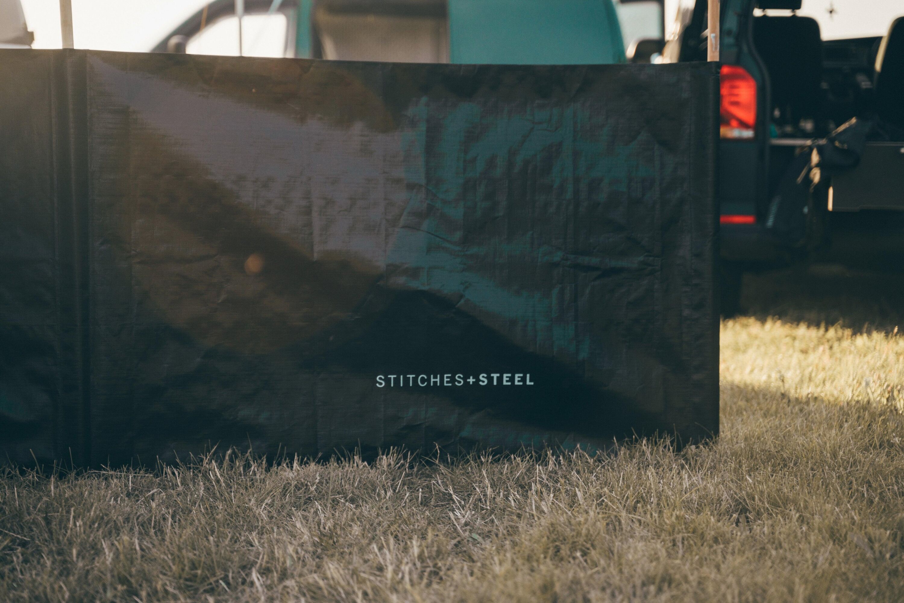 STITCHES & STEEL Beaufort Scale Windbreak 3 Pole