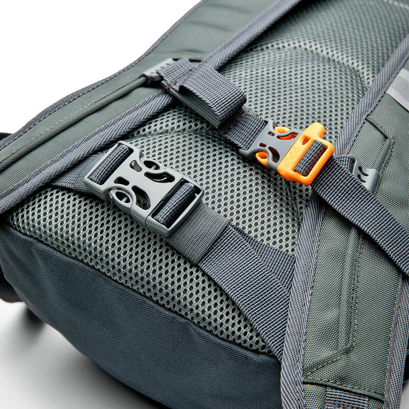 Mochila Trekking y senderismo Izas Novax L, multibolsillos capacidad 35 litros
