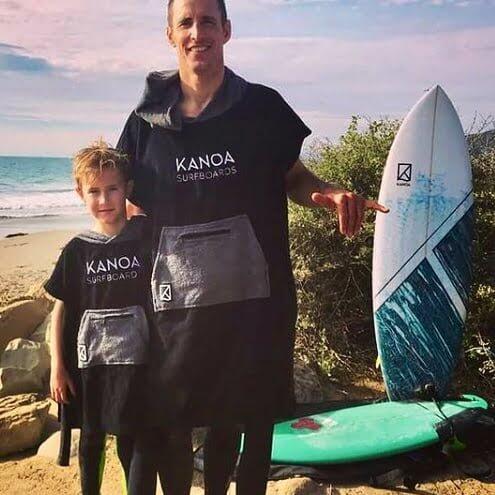 Surf Poncho zwart met capuchon en kangoeroezak