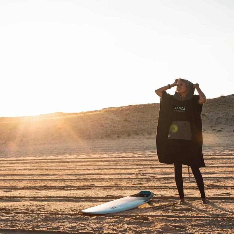 Surf Poncho schwarz mit Kapuze und Känguru Tasche