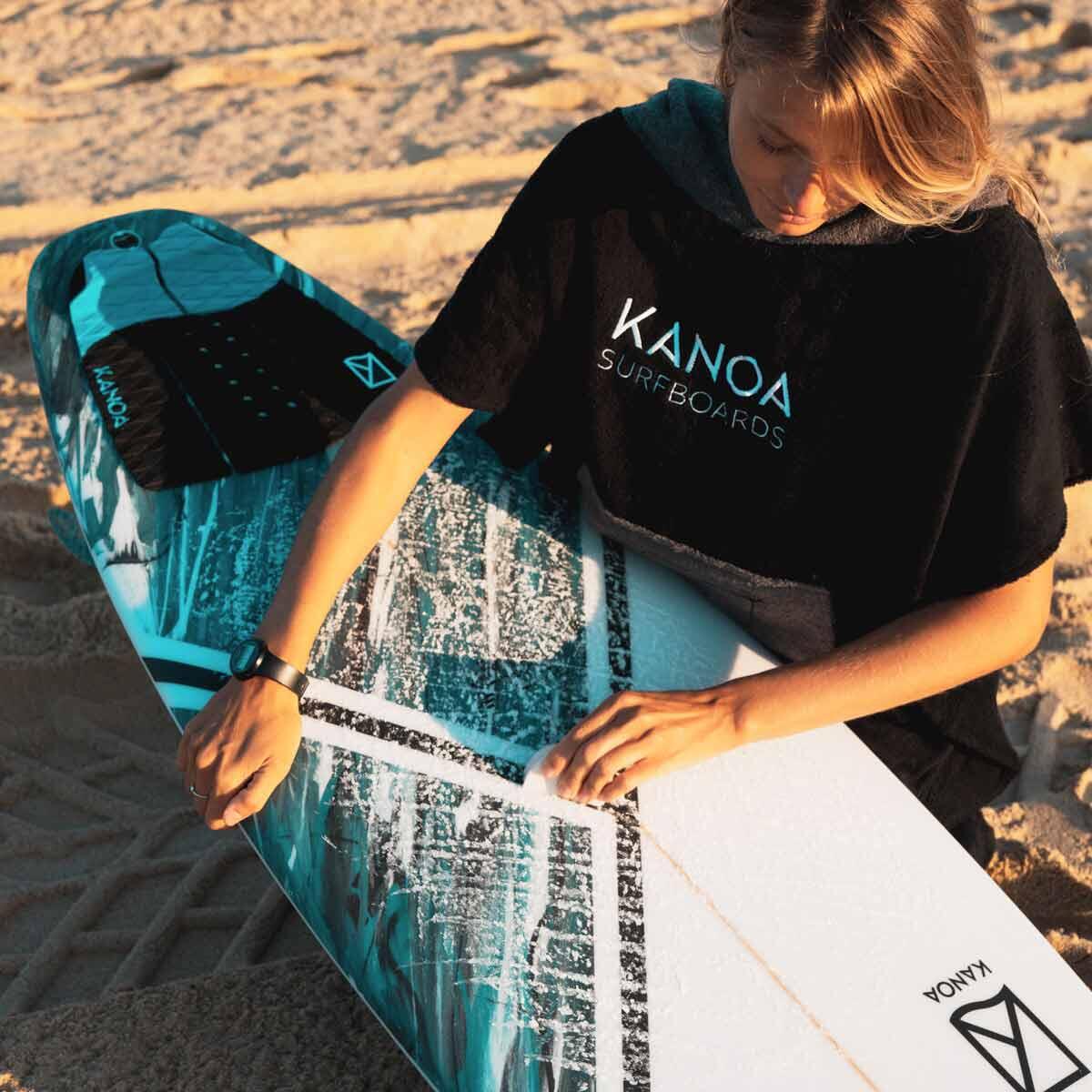 Surf Poncho zwart met capuchon en kangoeroezak 4/5
