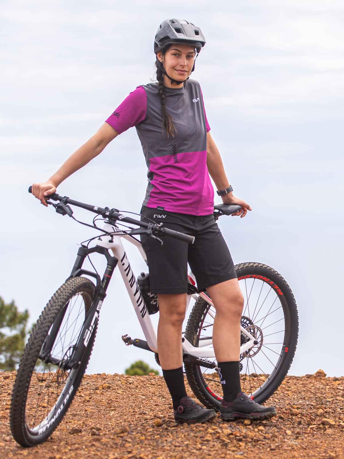 Spodenki rowerowe damskie mtb NORTHWAVE ESCAPE Wmn Baggy czarne 2/4