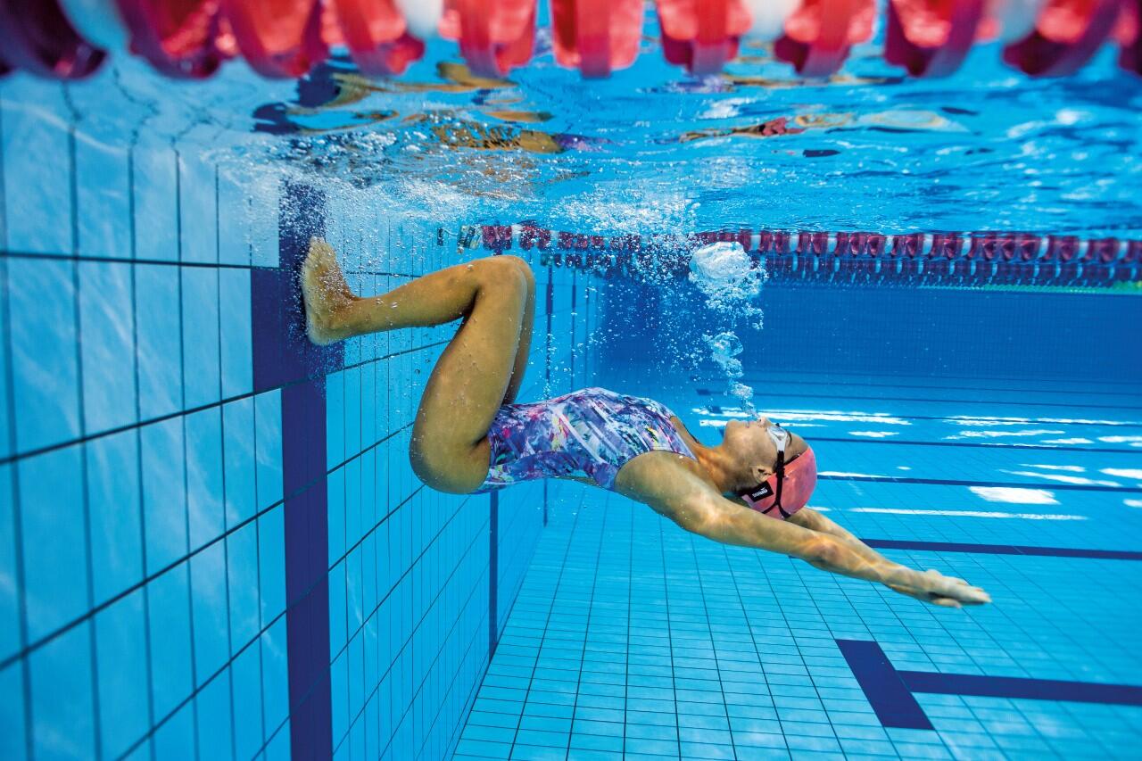 Cuffia da nuoto sagomata Arena in silicone – Arancione 4/5