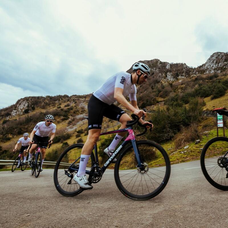 Culotte da ciclismo donna con bretelle rosa Mooquer Team Corsa Bibs nero.