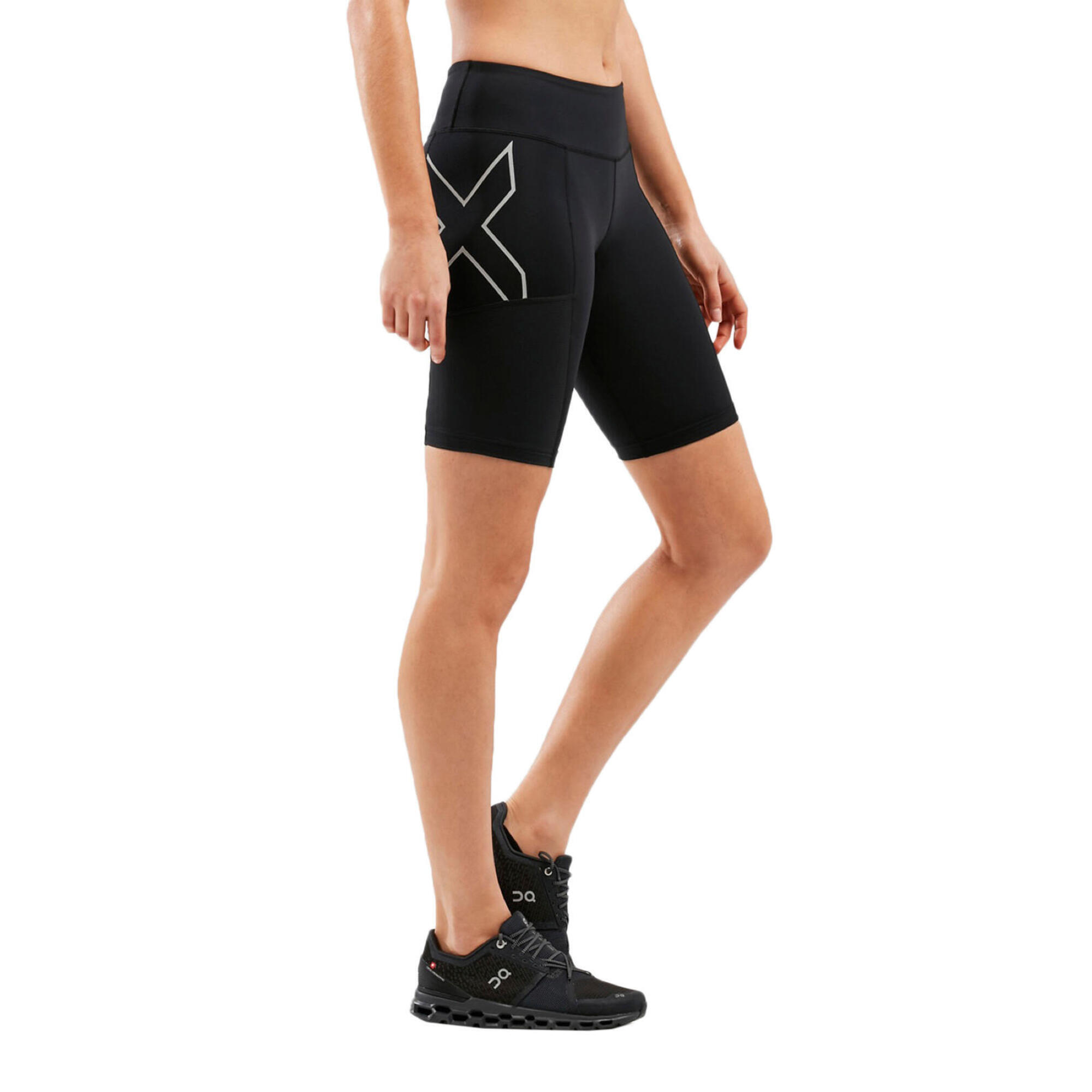 2XU Women's Aero Vent Mid-Rise Compression Shorts - Black / Silver Reflective 4/5