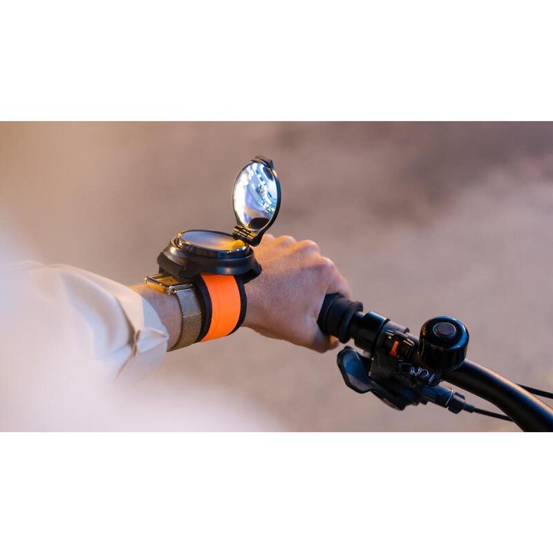 Een lichtgevende LED fiets- of scooterarmband met geïntegreerde spiegel