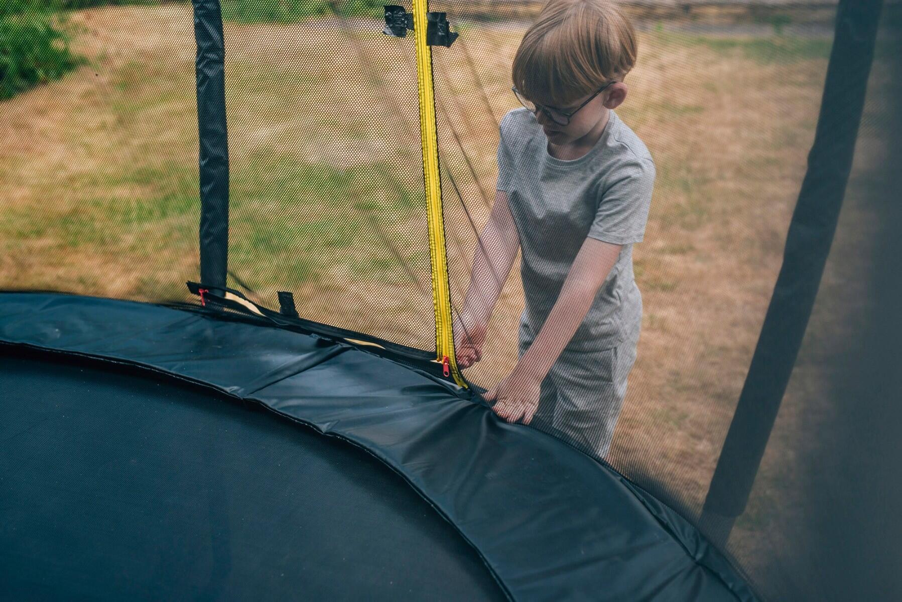 WEB Springsafe 10ft Trampoline and Enclosure 2/5