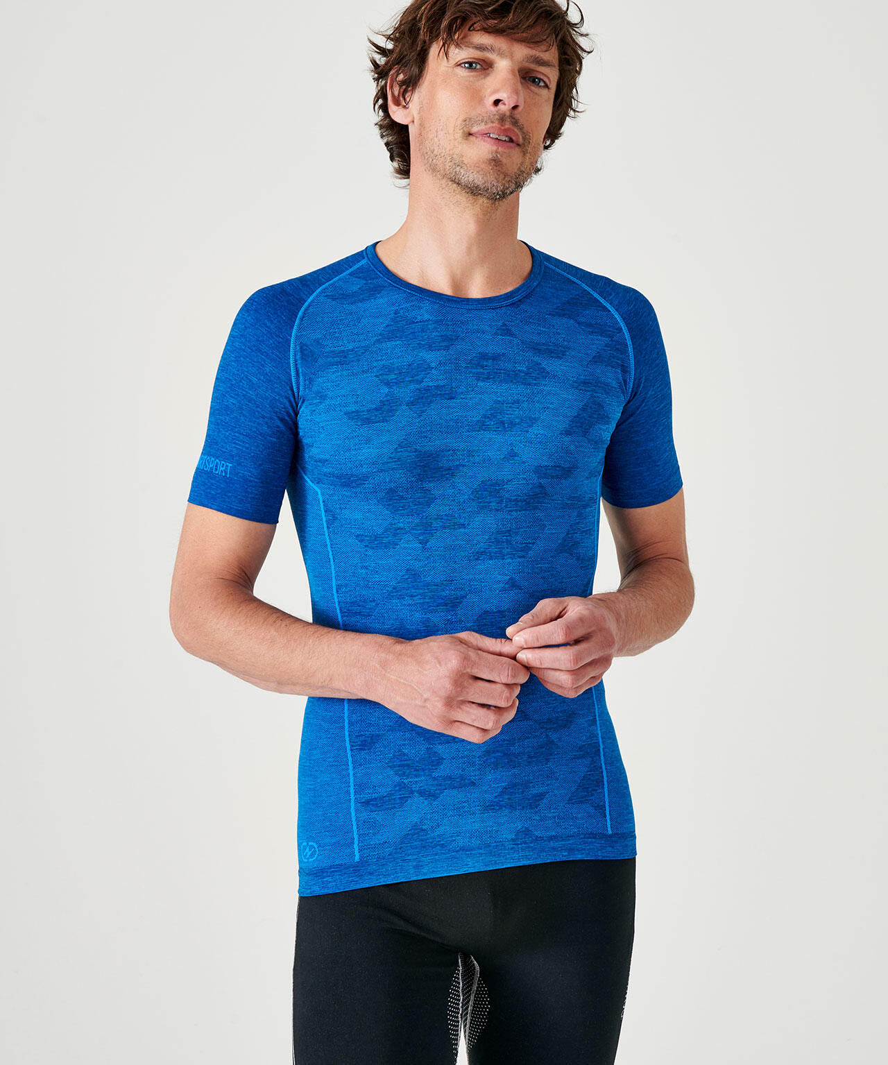 bleu tempête.