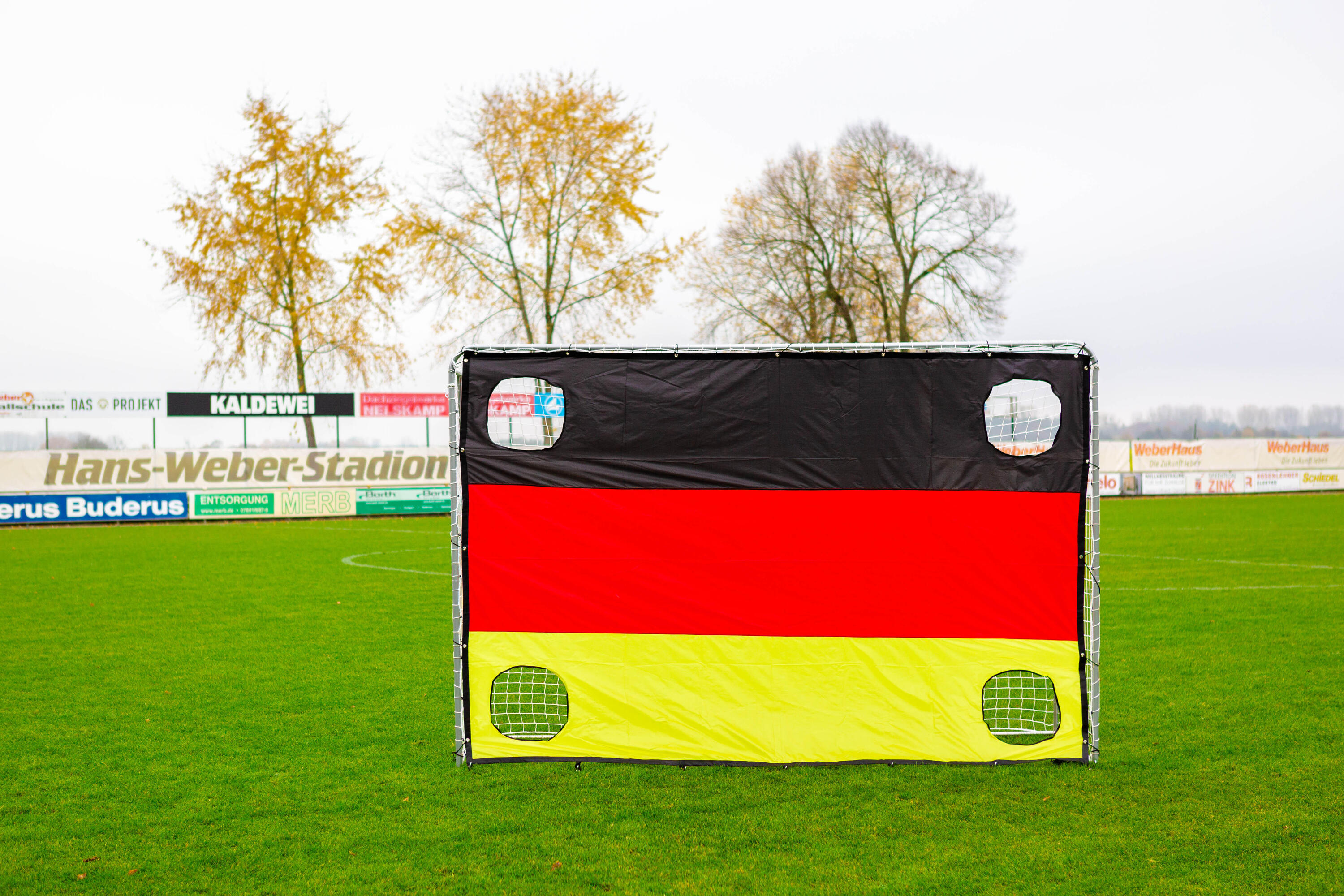 Voetbaldoel 1,8 x 1,2 m BLACK EDITION + Schietwand Duitsland 3/5