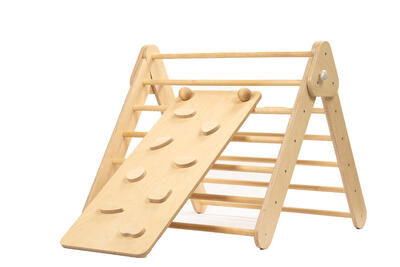 Klettergerüst mit Rampe und Rutsche. Kletterdreieck aus Holz Montessori. Bunt