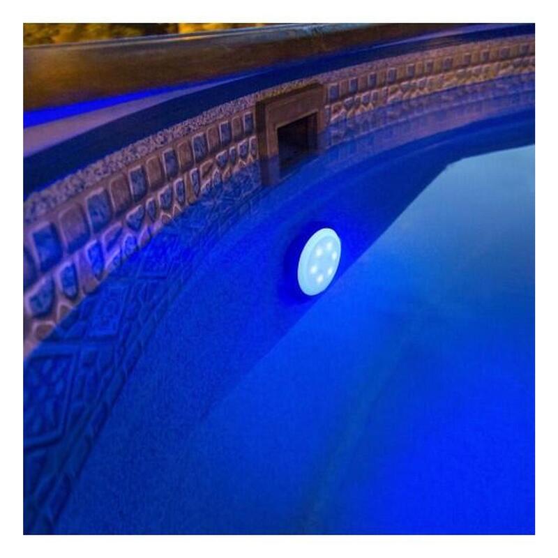 LED de color conectado en la válvula de retorno / impulsión de una piscina
