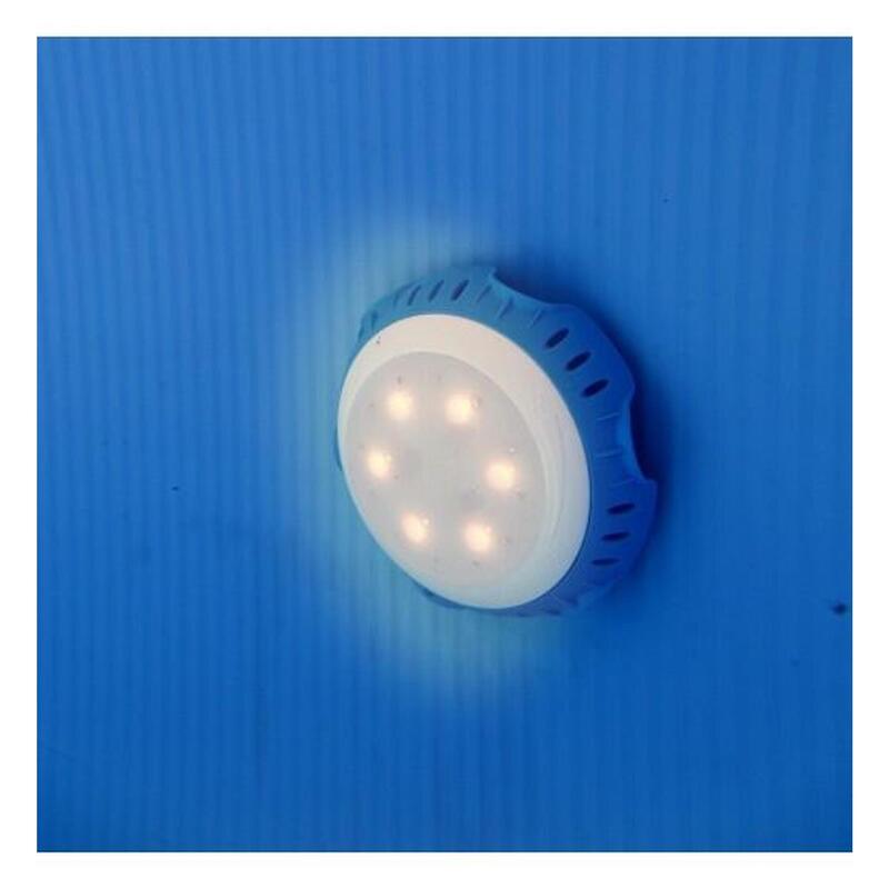 LED blanco conectado en la válvula de retorno / impulsión de una piscina
