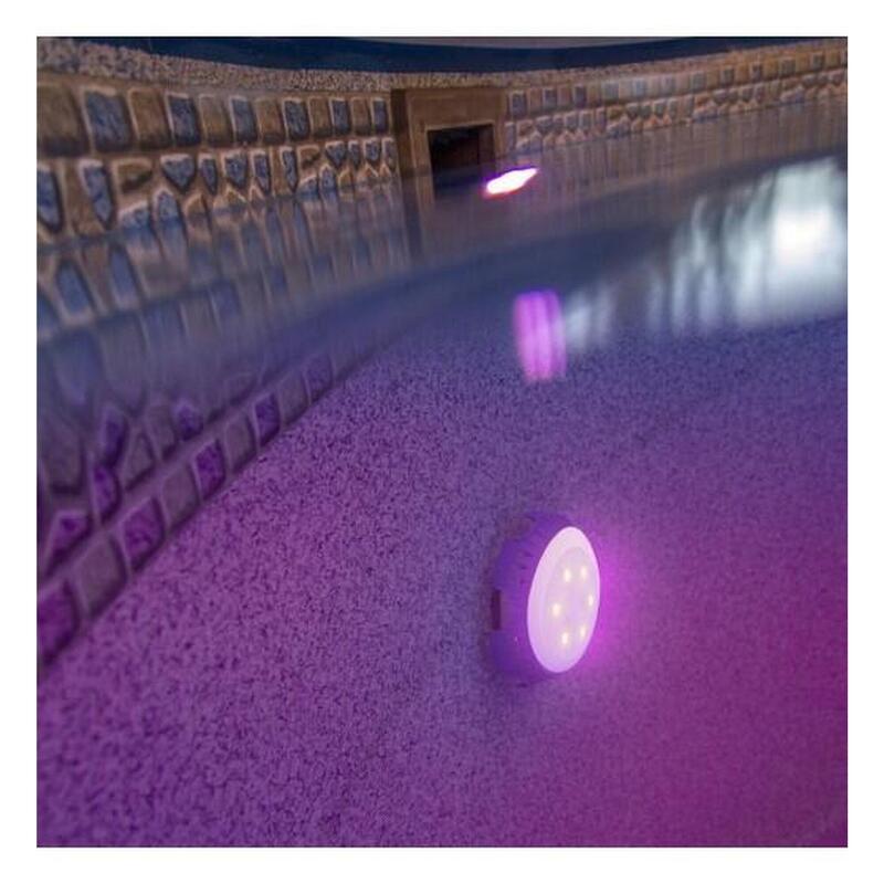 LED de color conectado en la válvula de retorno / impulsión de una piscina