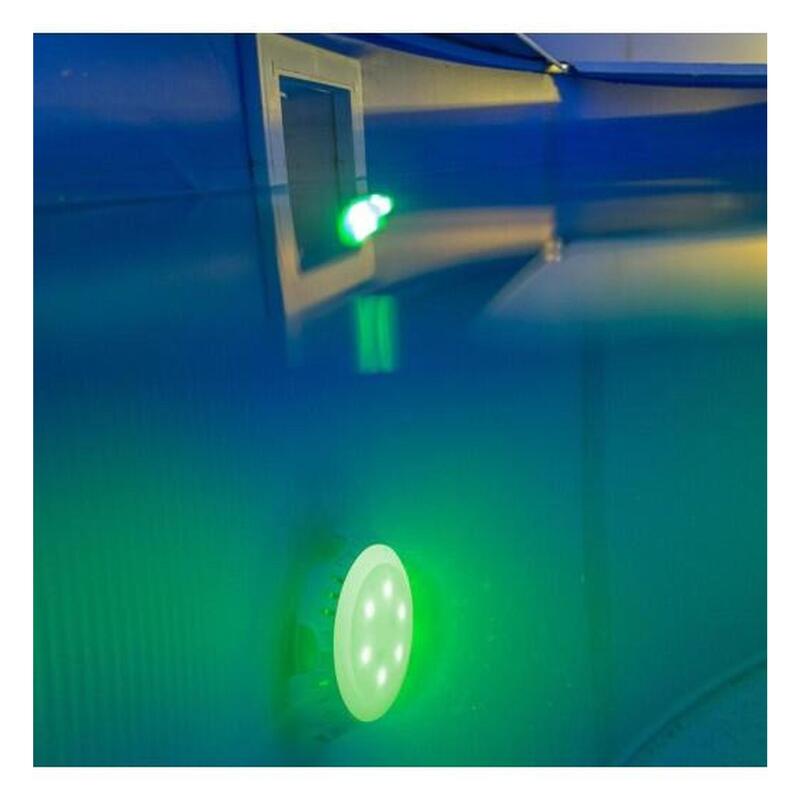 LED colorido ligado à válvula de retorno/condução de uma piscina