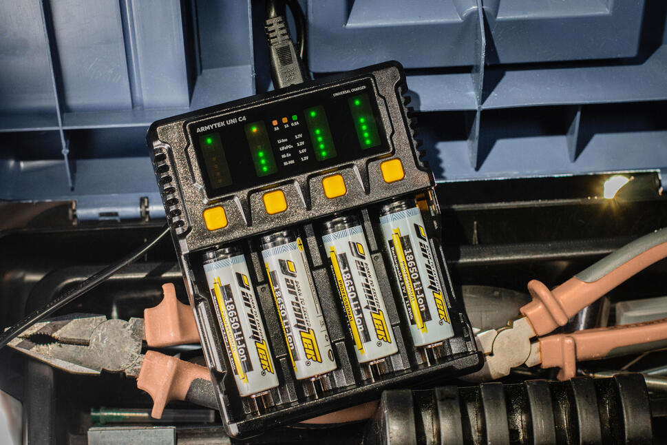 Ładowarka 4-kanałowa Armytek Uni C4 Plug Type C
