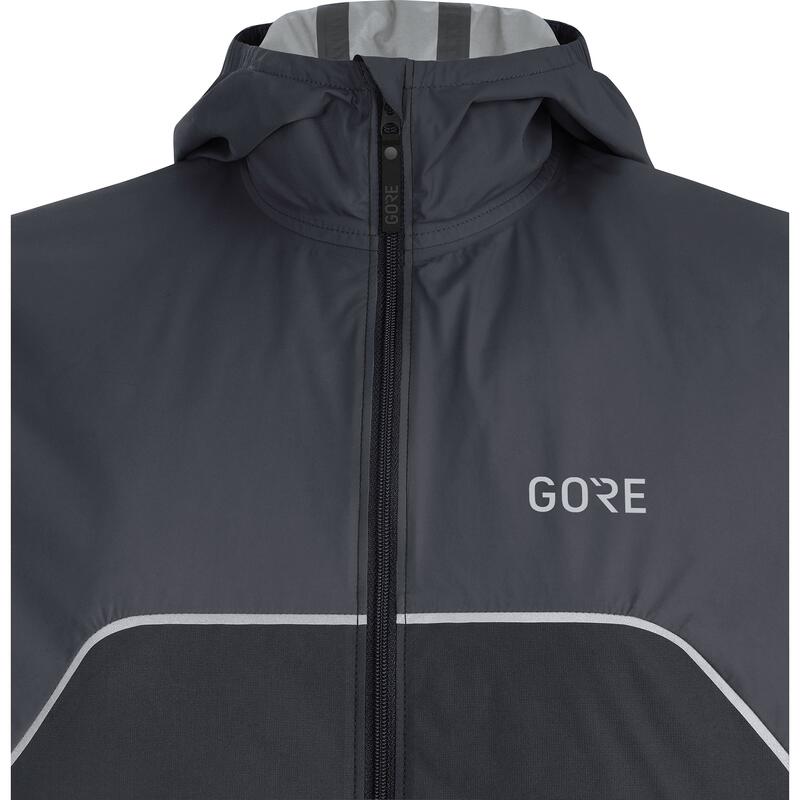Gore R7 Gedeeltelijk Gore-Tex Infinium™, vrouw met kap.