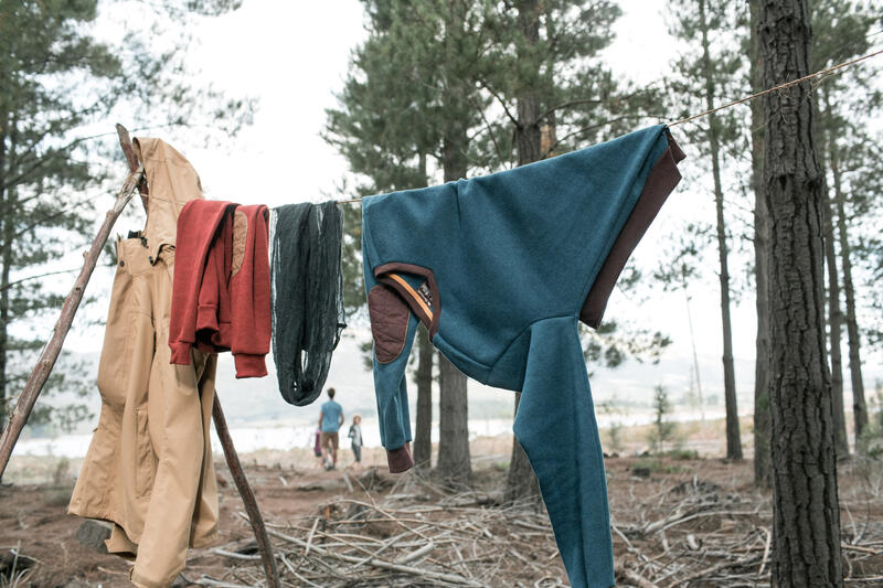 เสื้อคลุมสวมศีรษะผู้ชายสำหรับใส่เดินป่าธรรมชาติรุ่น NH150 (สีกรมท่า)