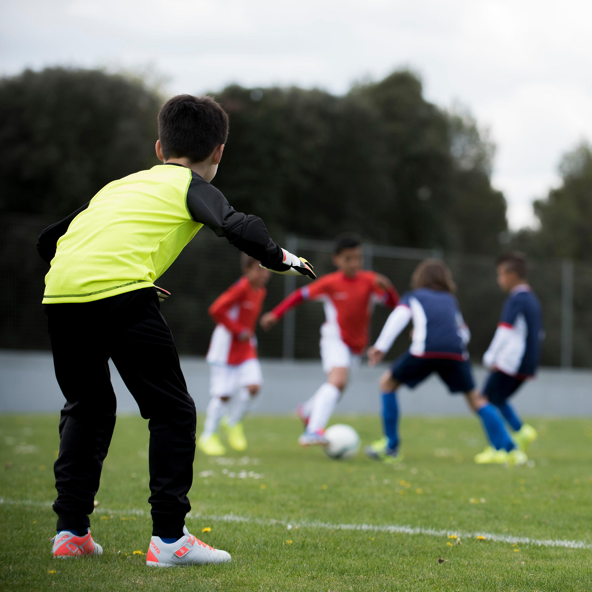 First Soccer Goalkeeper Gloves - Kids - Black, Fluo lime yellow, Scarlet  red - Kipsta - Decathlon