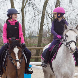 Deux petites filles sur deux chevaux Deux petites filles sur deux chevaux
