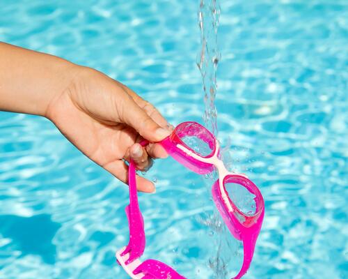 Mantenga y limpie sus gafas de natación para piscina o aguas abiertas.