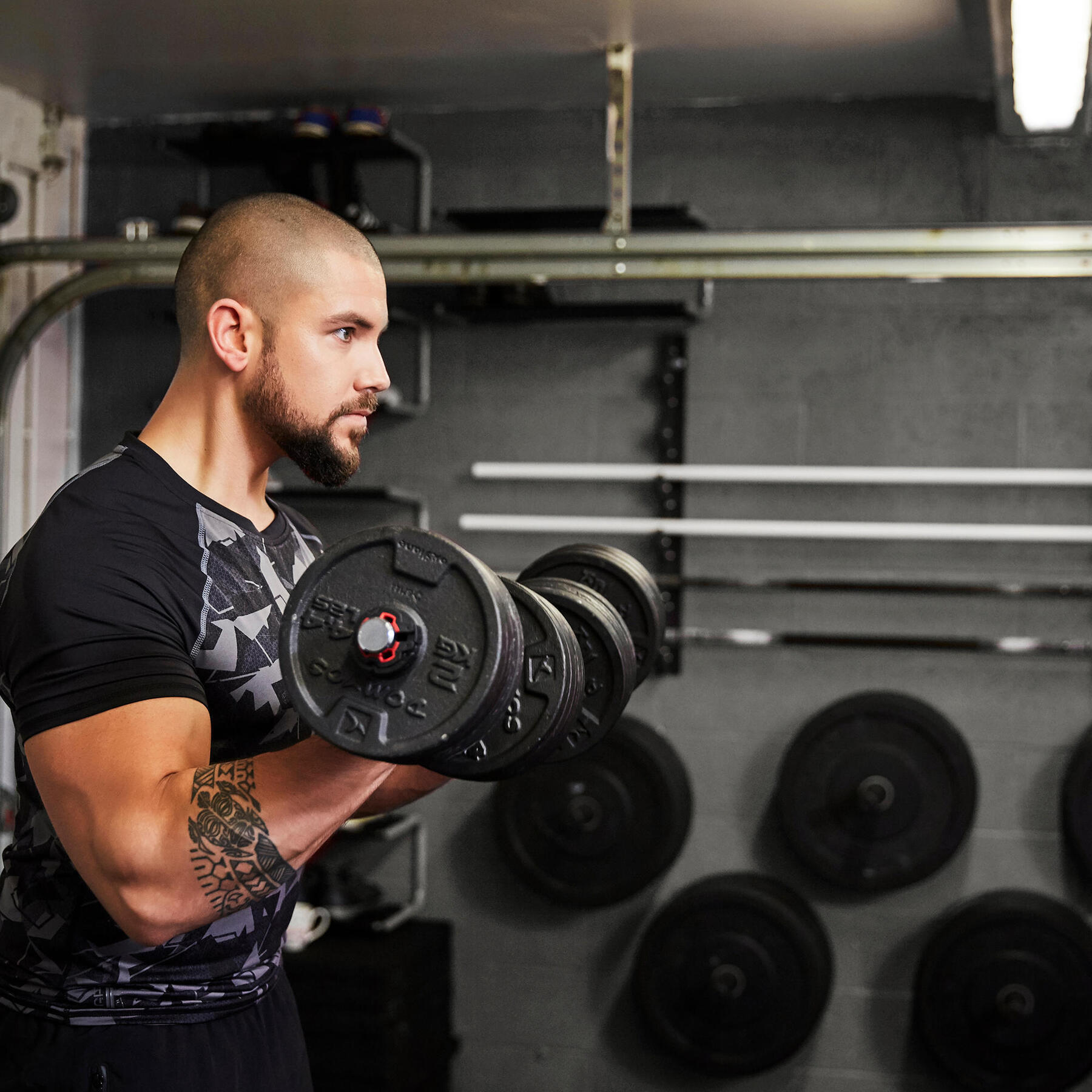 hombre haciendo ejercicio curl bíceps