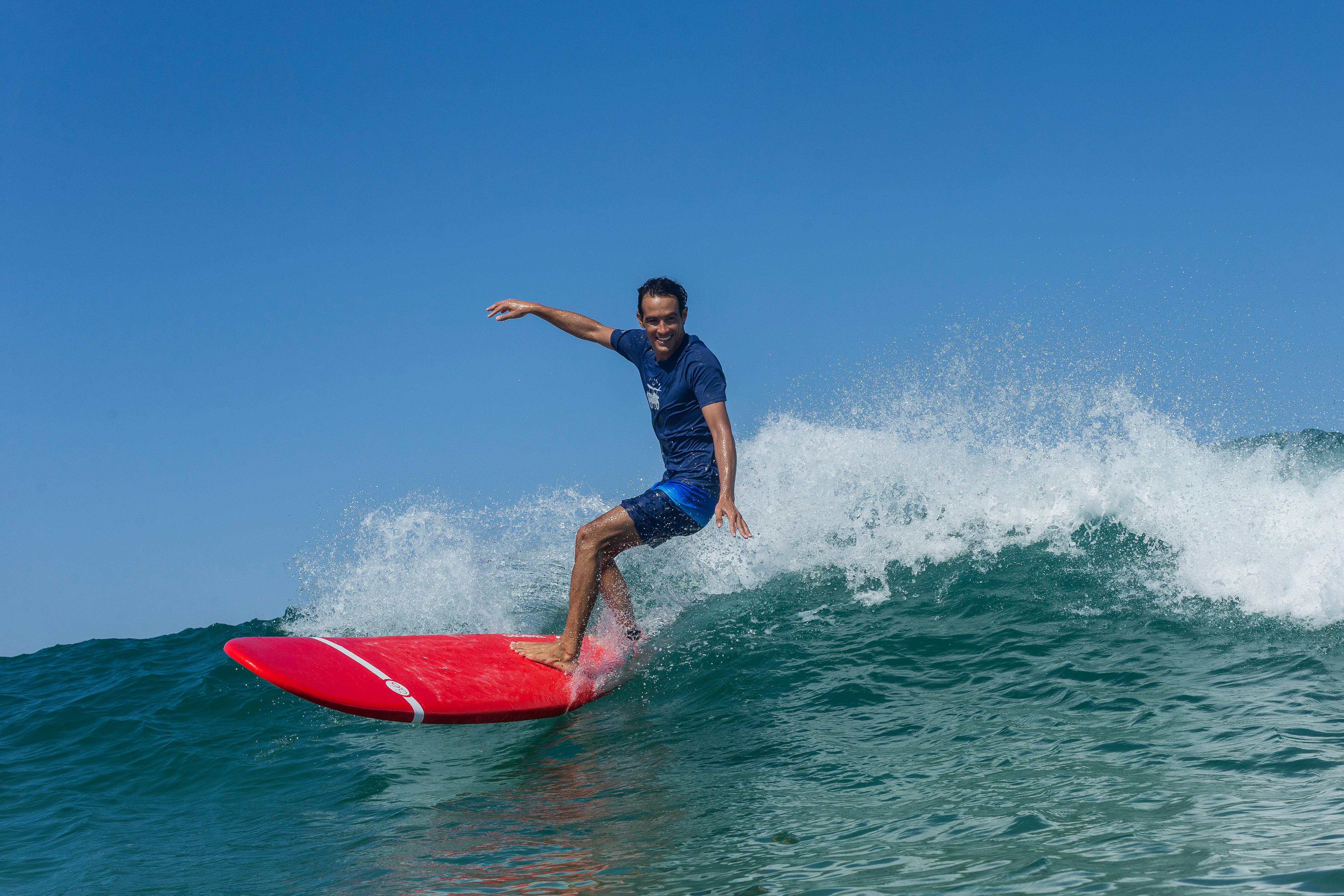 100 Foam Surfboard 8'6". Supplied with a leash and 3 fins.