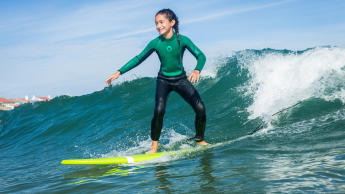 Enfant qui surfe Enfant qui surfe