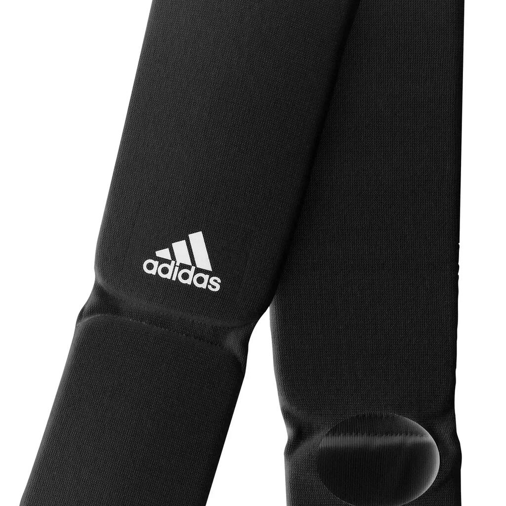 Črn ščitnik za goleni in stopala