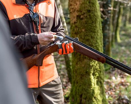 Un chasseur arme son fusil avant de partir chasser la bécasse Un chasseur arme son fusil avant de partir chasser la bécasse