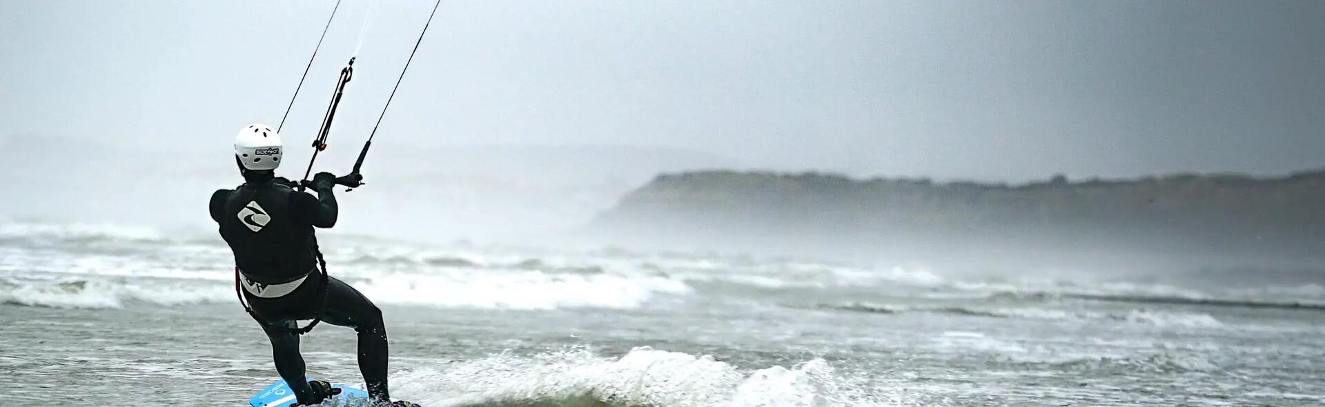 mężczyzna uprawiający kitesurfing w piance kitesurfingowej
