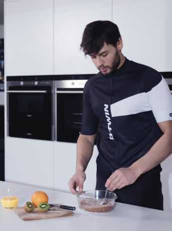 Chrononutrition homme prépare petit déjeuner Chrononutrition homme prépare petit déjeuner